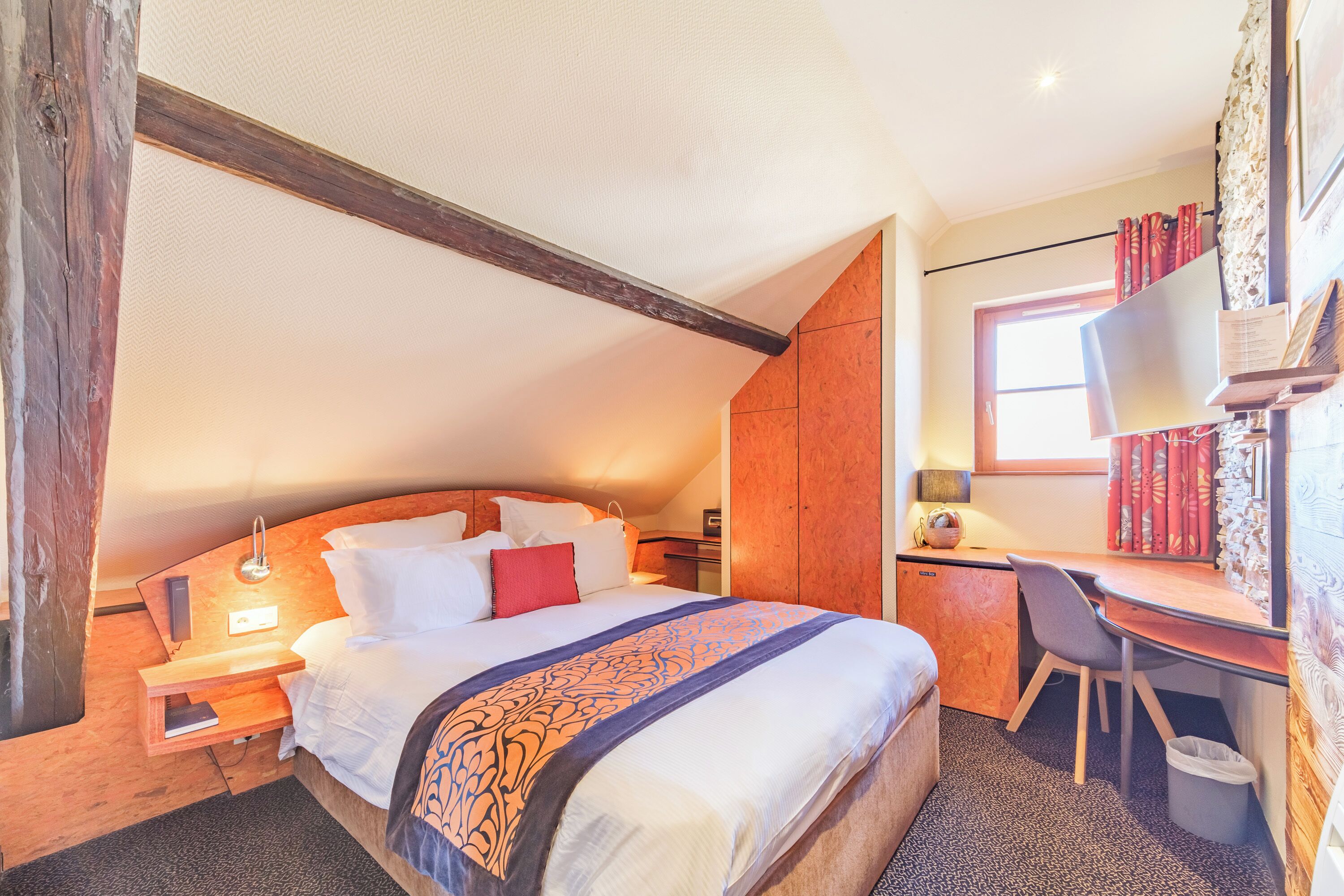 standard double room | 1 bedroom, premium bedding, minibar, in-room safe