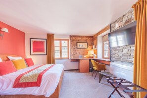 Superior Double Room | Premium bedding, minibar, in-room safe, blackout drapes - Hostellerie du Château (Eguisheim)