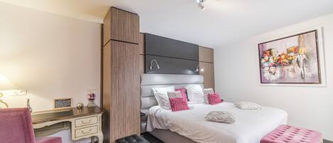 Comfort Suite | Premium bedding, minibar, in-room safe, blackout drapes