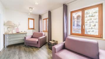 Comfort Suite | Living area | 30-inch flat-screen TV with satellite channels, TV