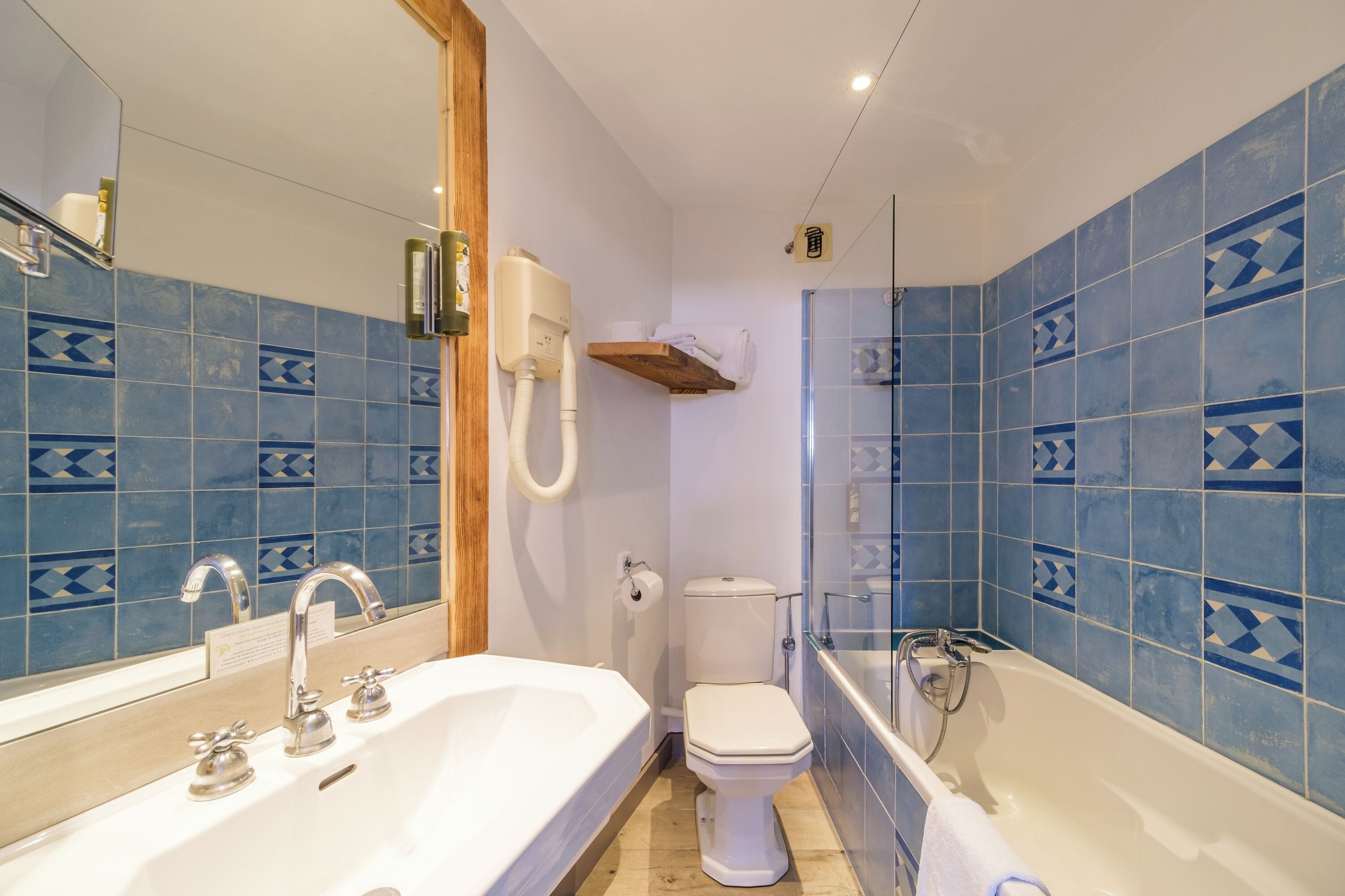 standard double room | bathroom | bathtub, free toiletries, hair dryer, towels