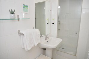 Chambre simple | Salle de bain | Séchoir à cheveux, serviettes fournies