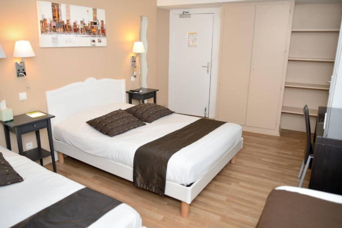 Family Room | Desk, soundproofing, free WiFi