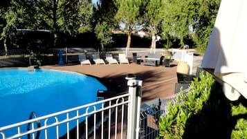 Piscine extérieure, chaises longues