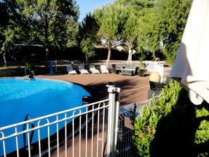 Alberca al aire libre, acceso de 08:30 a 20:30, y camastros