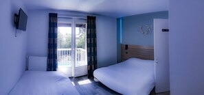 Habitación cuádruple Confort | Escritorio, espacio para trabajar con laptop y insonorización