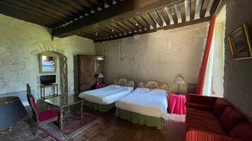 Chambre Triple Familiale | Minibar, décoration personnalisée, ameublement personnalisé, bureau