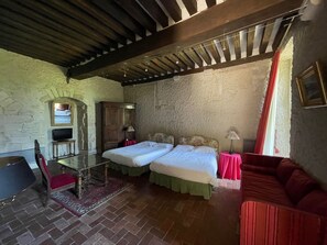 Family Triple Room | Minibar, individually decorated, individually furnished, desk - Hostellerie du Château de Bellecroix (Chagny)