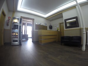 Reception - Hostal El Pilar (Madrid)