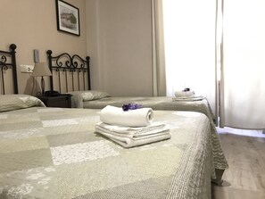Double Room, Private Bathroom | Premium bedding, in-room safe, desk, blackout drapes - Hostal El Pilar (Madrid)