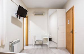 Ropa de cama de alta calidad y caja de seguridad en la habitación