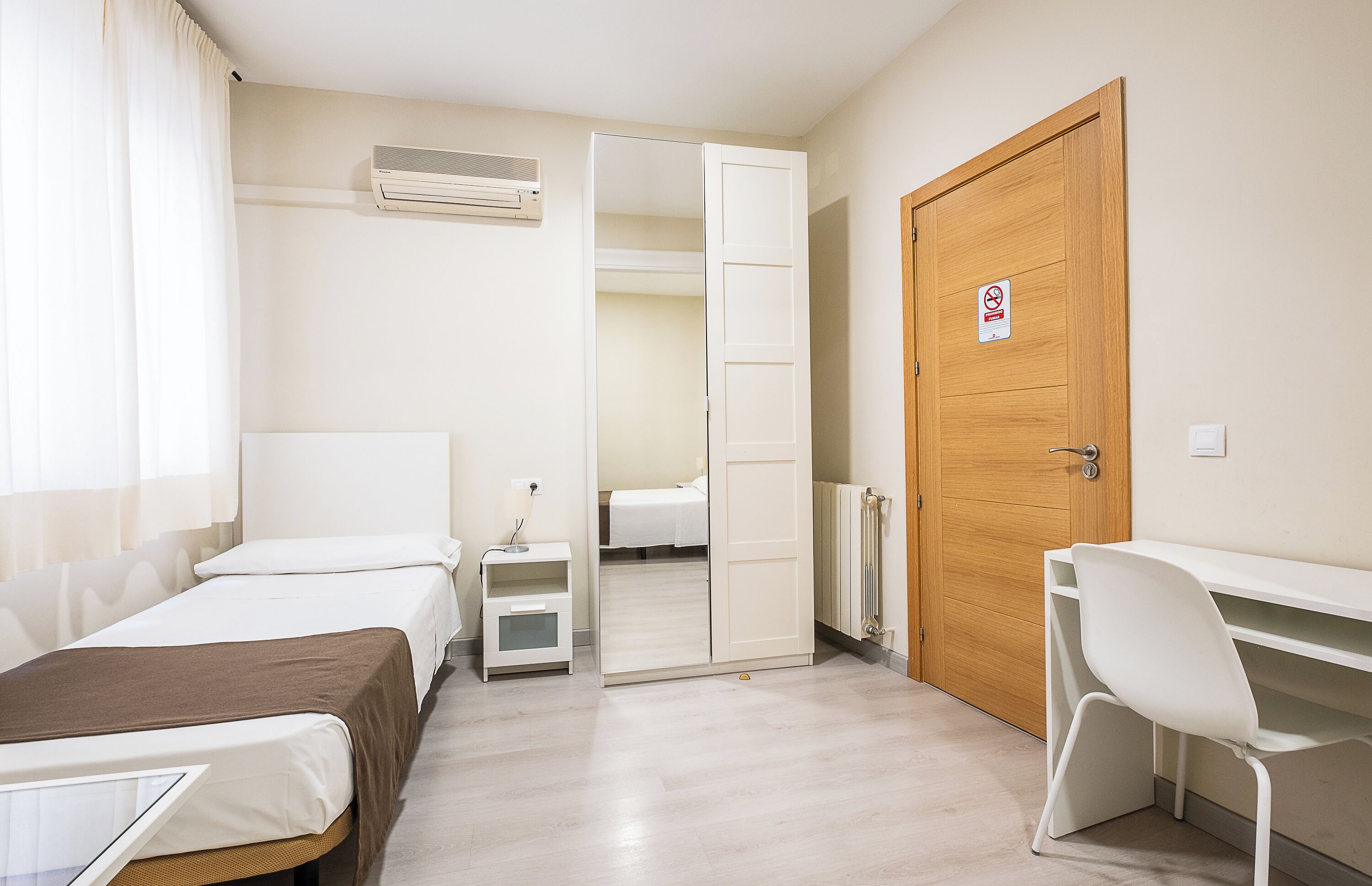 Ropa de cama de alta calidad y caja de seguridad en la habitación 