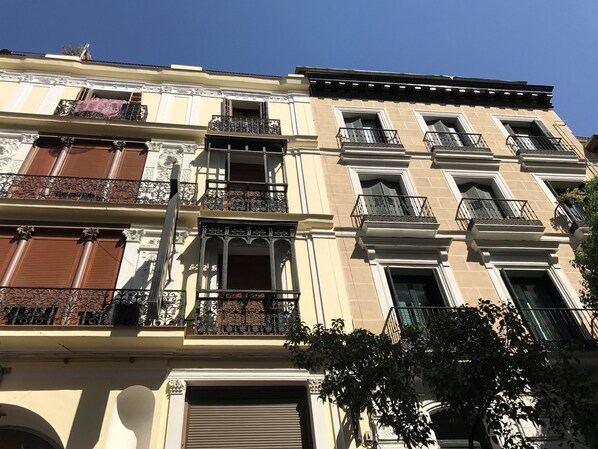 Front of property - Hostal El Pilar (Madrid)