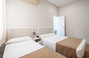 Phòng đôi, phòng tắm riêng | Bộ đồ giường cao cấp, két bảo mật tại phòng, bàn, màn/rèm cản sáng 