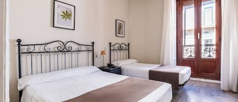 Roupas de cama premium, cofres nos quartos, escrivaninha