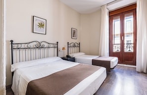 Ropa de cama de alta calidad y caja de seguridad en la habitación 