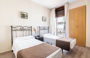 Ropa de cama de alta calidad y caja de seguridad en la habitación 