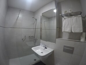 Shower, free toiletries, hair dryer, towels - Hostal El Pilar (Madrid)