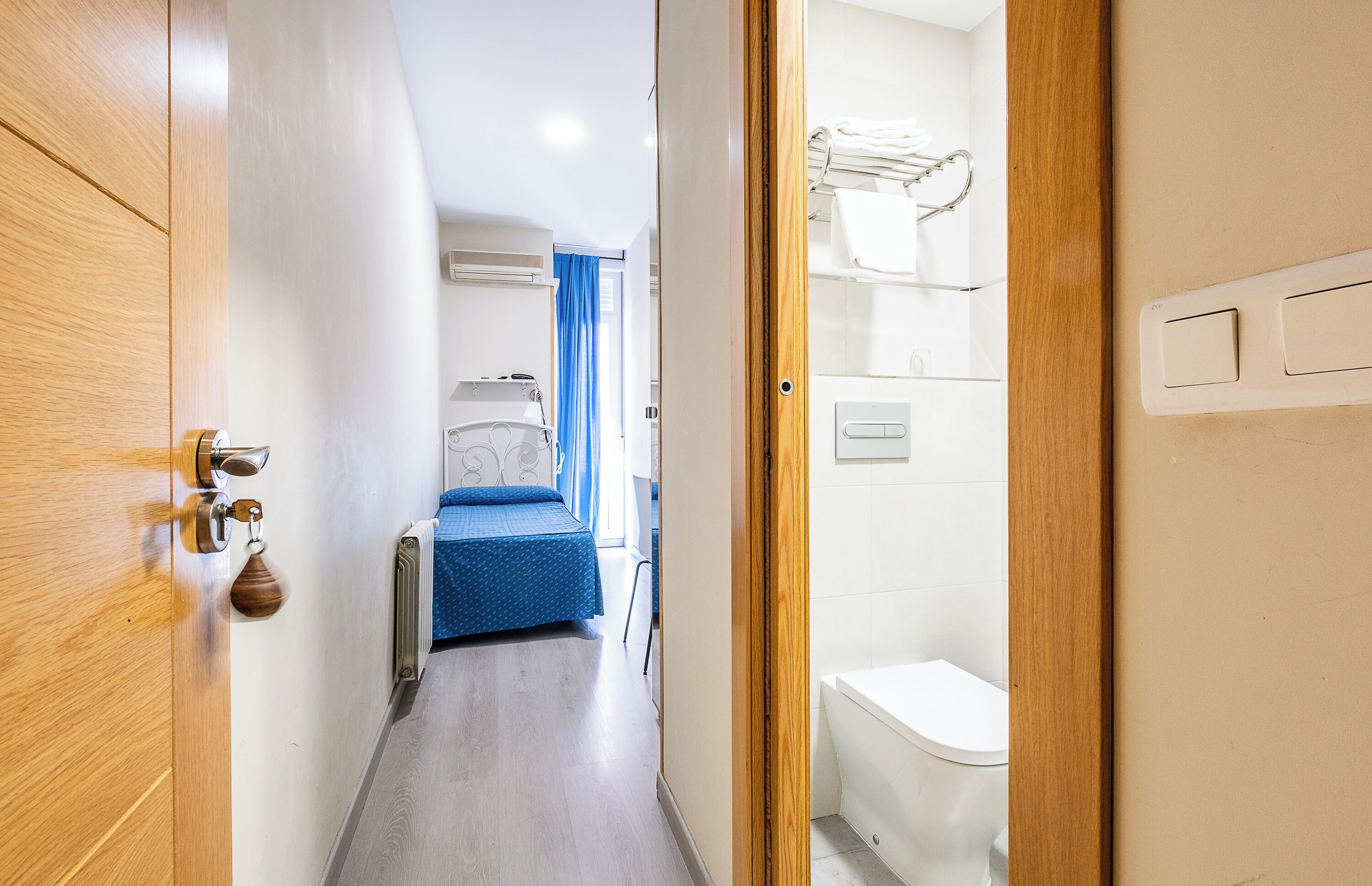 Ropa de cama de alta calidad y caja de seguridad en la habitación 