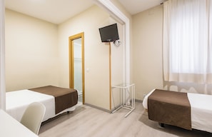 Double Room, Private Bathroom | Premium bedding, in-room safe, desk, blackout drapes - Hostal El Pilar (Madrid)
