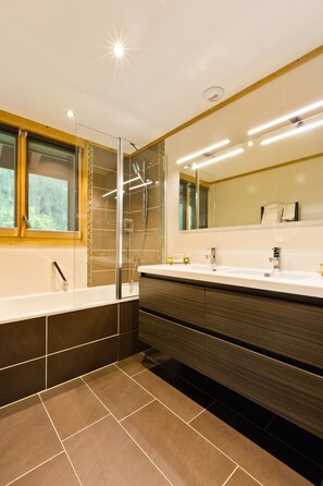 Articles de toilette gratuits, sèche-cheveux, serviettes fournies, savon