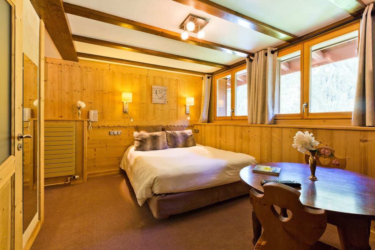 double or twin room (montagne) | in-room safe, desk, blackout curtains, iron/ironing board