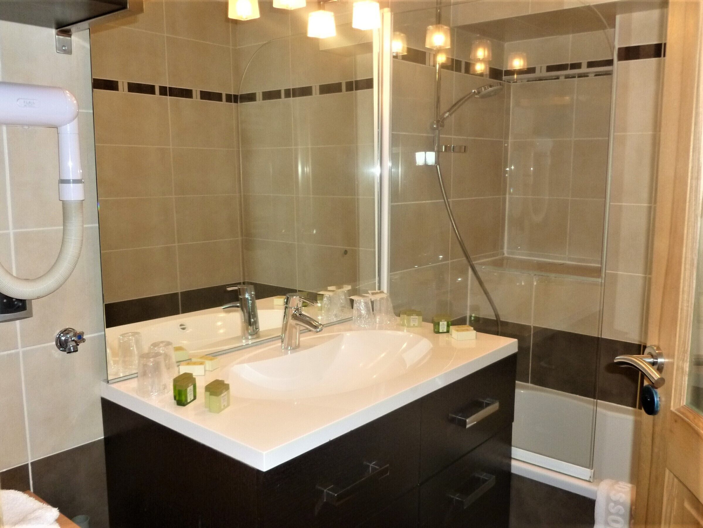panoramic apartment, mountain view | bathroom | free toiletries, hair dryer, towels, soap