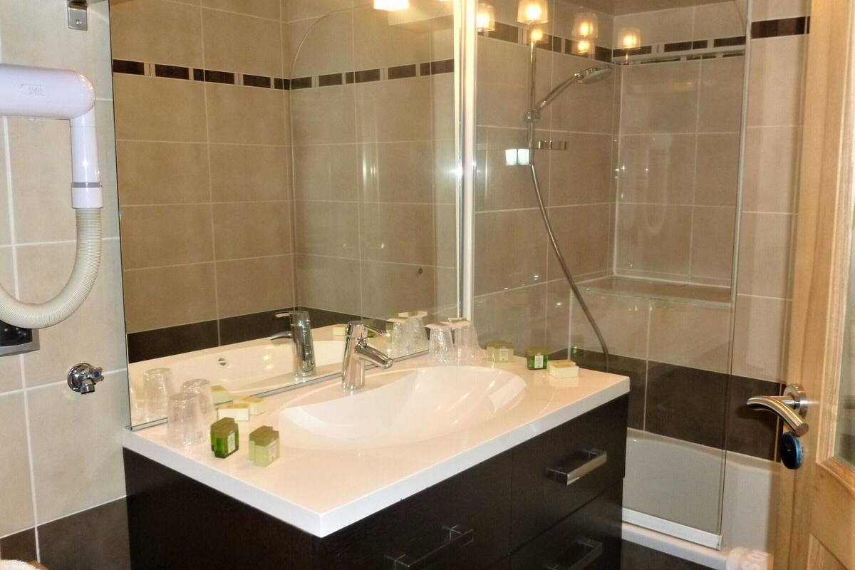 panoramic apartment, mountain view | bathroom | free toiletries, hair dryer, towels, soap