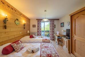 Quarto solteiro clássico | Cofres nos quartos, escrivaninha, cortinas blackout