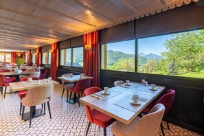 Café da manhã com buffet todos os dias (EUR 13 por pessoa) 
