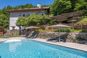 Piscina externa, funciona das 10h às 21h, guarda-sóis