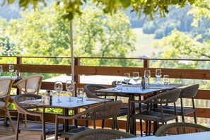 Déjeuner, dîner et souper servis sur place; cuisine régionale 