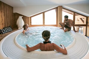 Indoor spa tub