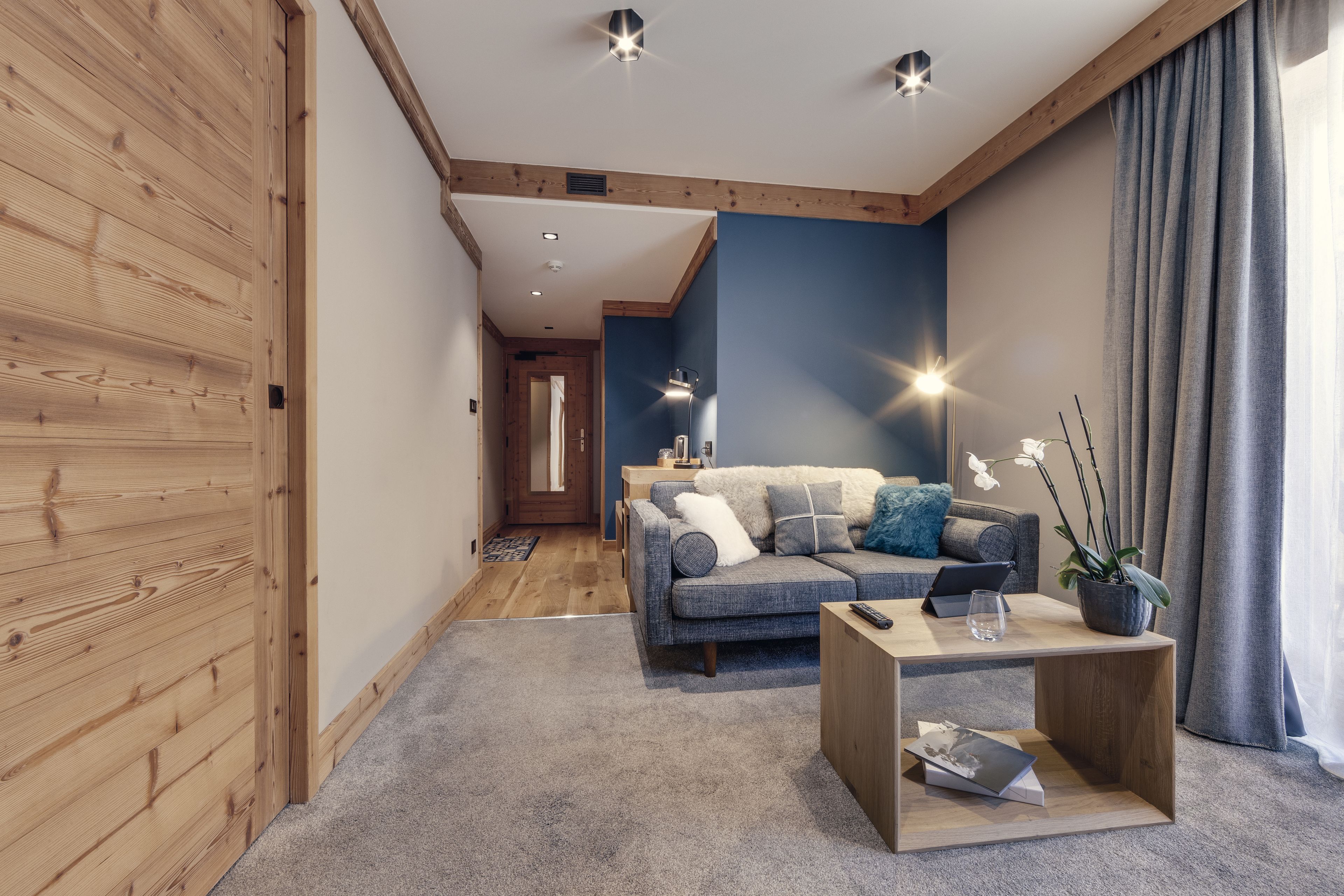 comfort suite, 3 bedrooms | living room | flat-screen tv