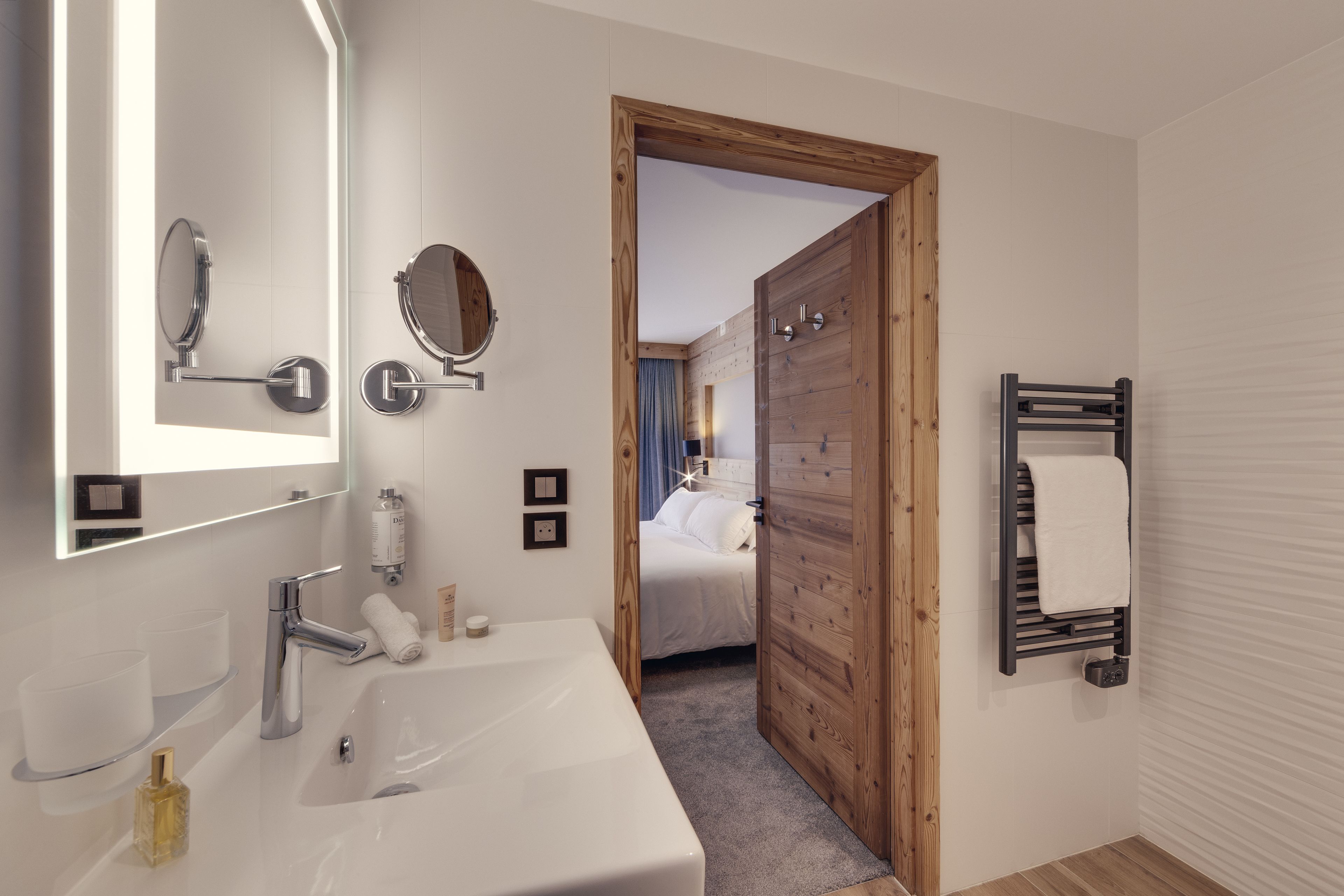 junior suite | bathroom | combined shower/bathtub, free toiletries, hair dryer, towels