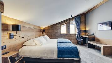Comfort Suite, 3 Bedrooms | In-room safe, desk, soundproofing, iron/ironing board