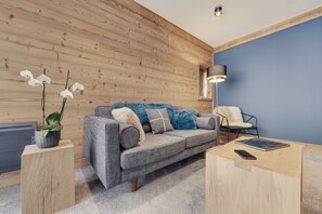 خزنة داخل الغرفة ومكتب وتجهيزات عازلة للصوت ومكواة/لوح كي