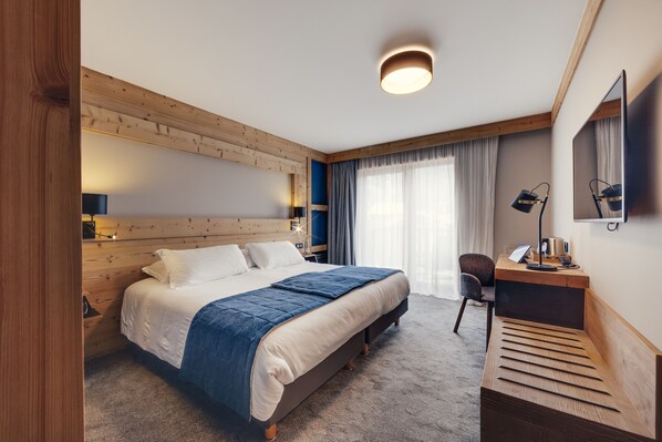 خزنة داخل الغرفة ومكتب وتجهيزات عازلة للصوت ومكواة/لوح كي