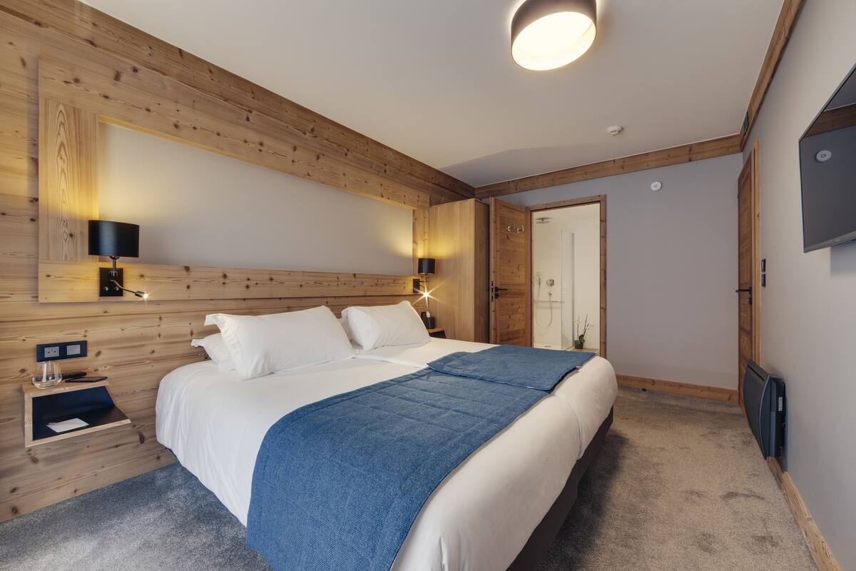 Junior Suite | In-room safe, desk, soundproofing, iron/ironing board (on request)