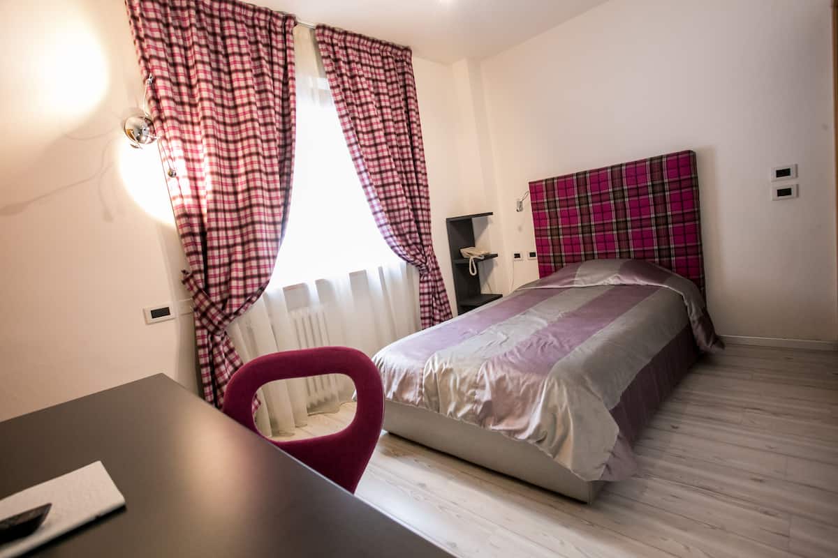 Single Room | Minibar, in-room safe, desk, blackout drapes