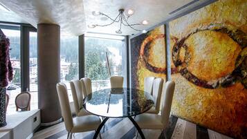 Breakfast, lunch, dinner served; garden views