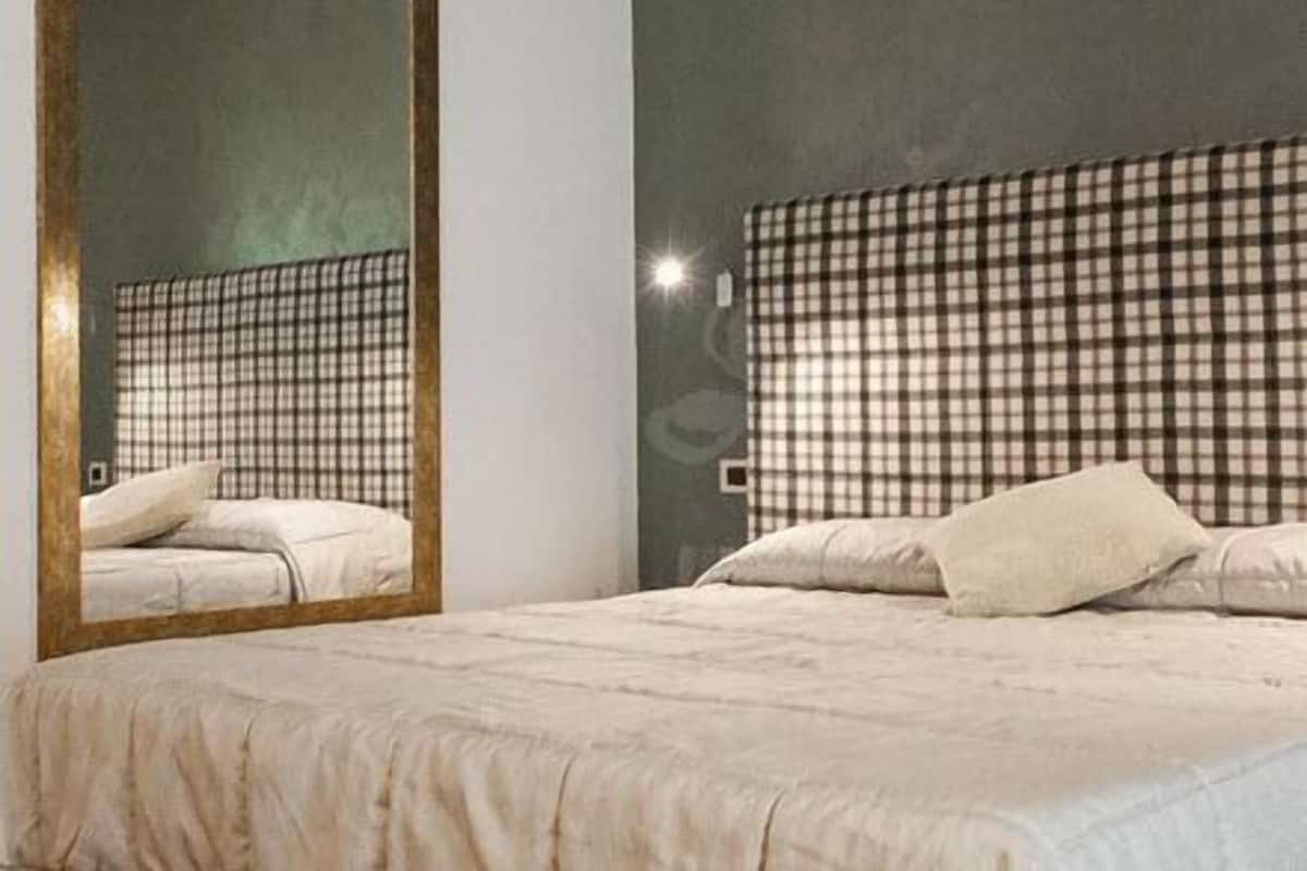 Family Room | Minibar, in-room safe, desk, blackout drapes