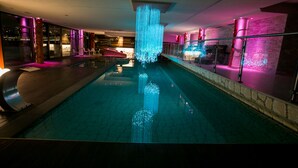 Una piscina cubierta, una piscina al aire libre