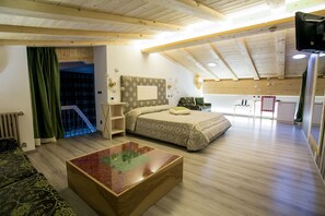 Minibar, in-room safe, individually decorated, individually furnished - Oberosler Design (Pinzolo)