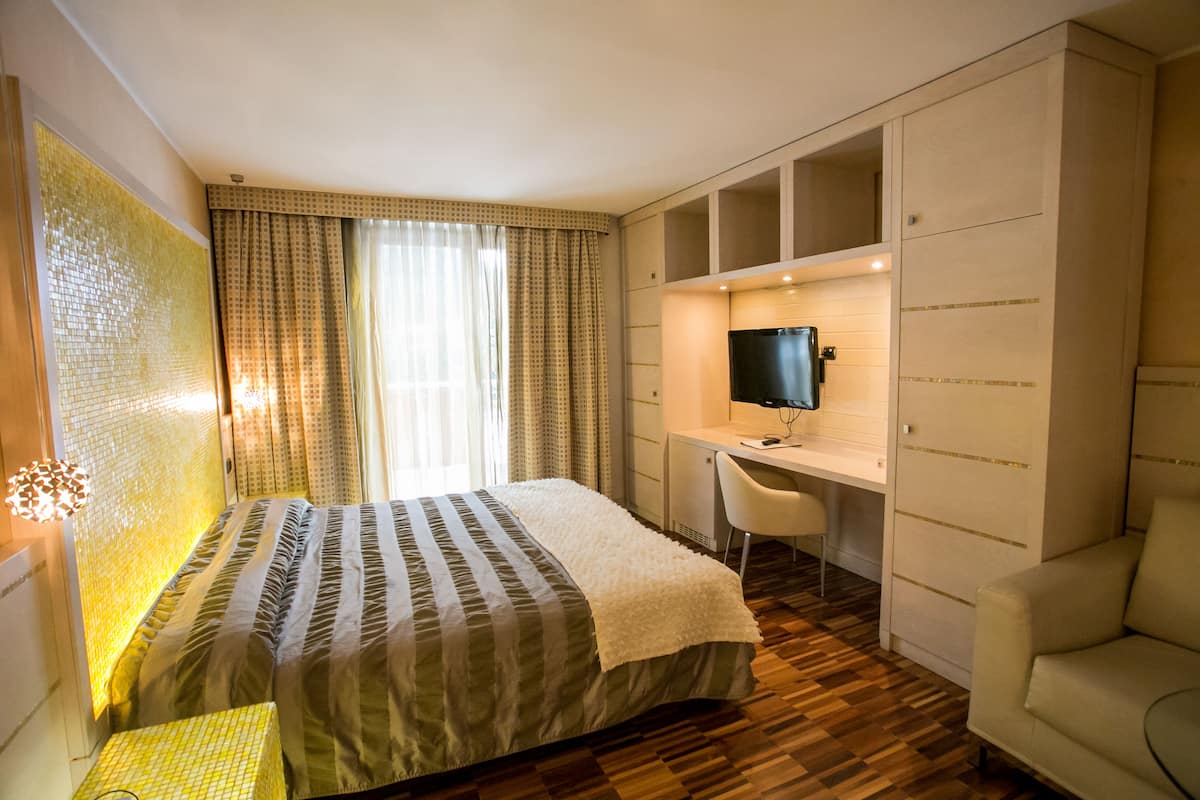 Junior Suite | Minibar, in-room safe, desk, blackout drapes