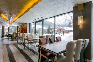 Breakfast, lunch, dinner served; garden views 