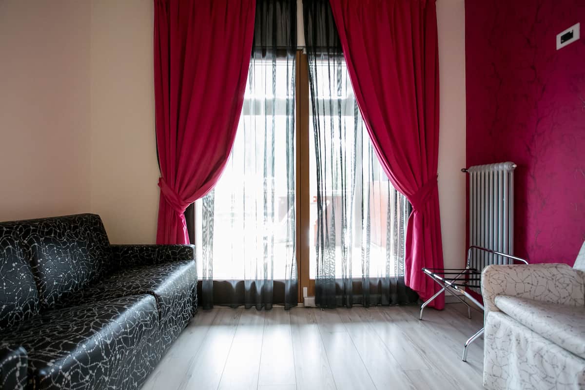 Family Quadruple Room | Minibar, in-room safe, desk, blackout drapes