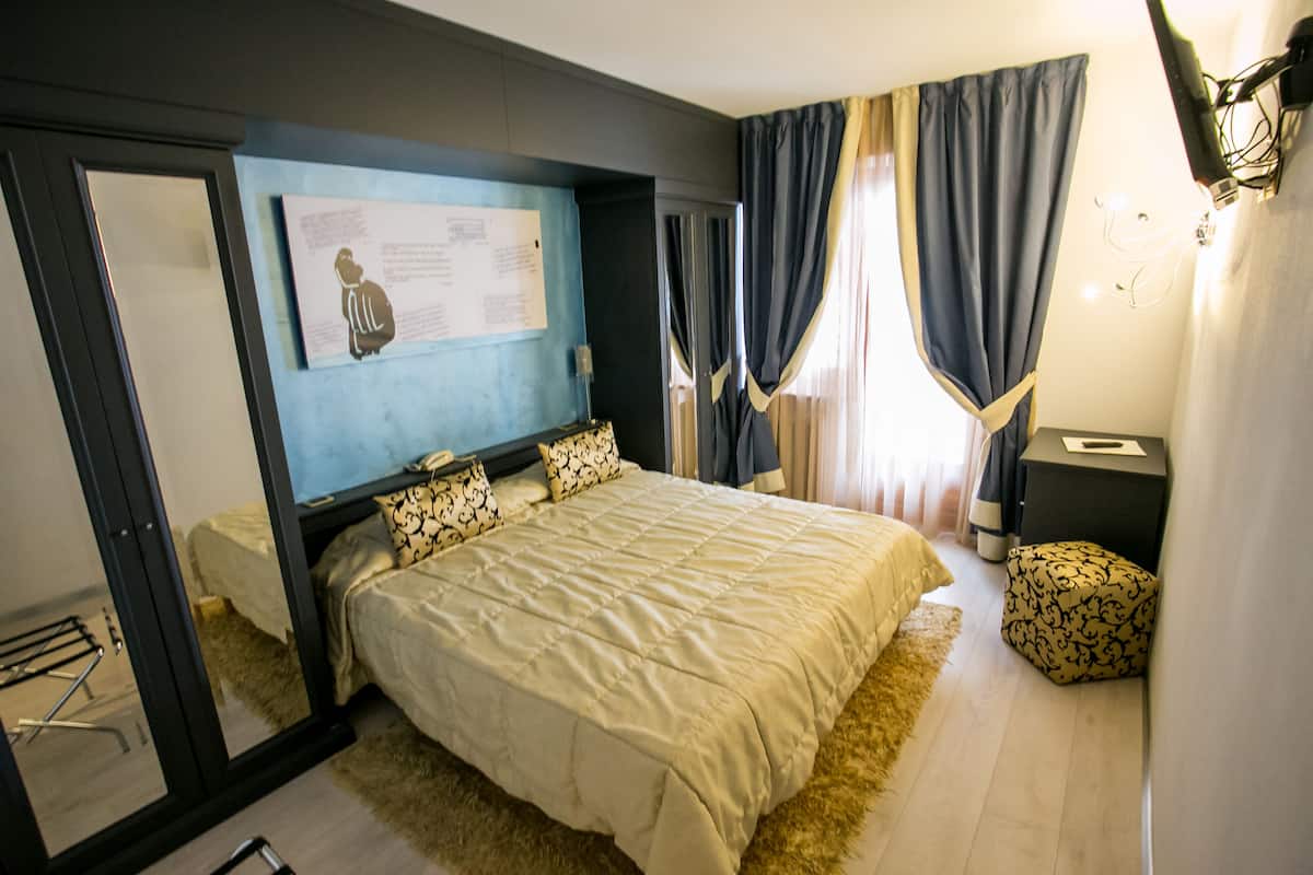 Double Room | Minibar, in-room safe, desk, blackout drapes