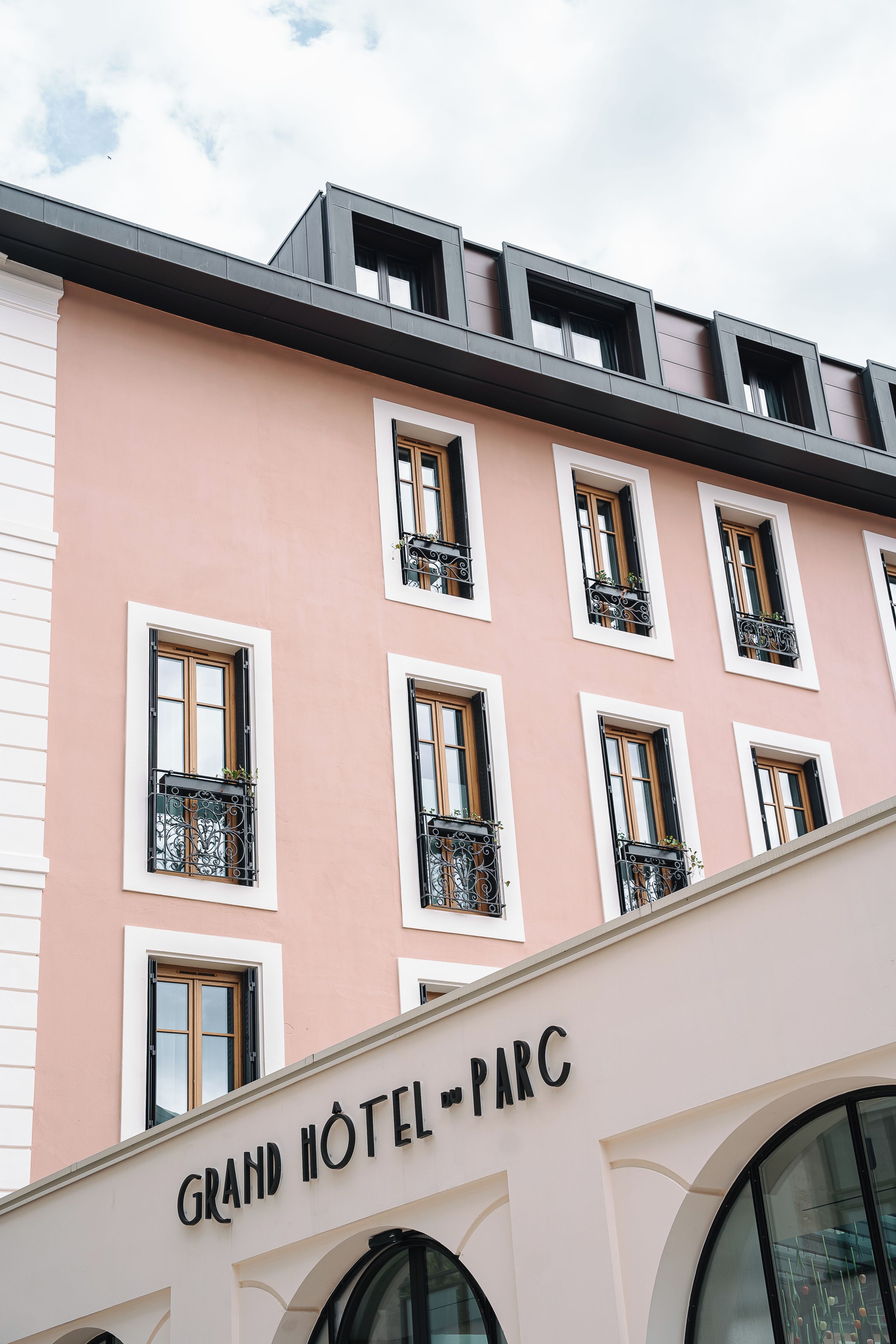 Un immeuble doté de nombreuses fenêtres et de balcons, et sur lequel on peut lire l’inscription « GRAND HÔTEL – PARC ».