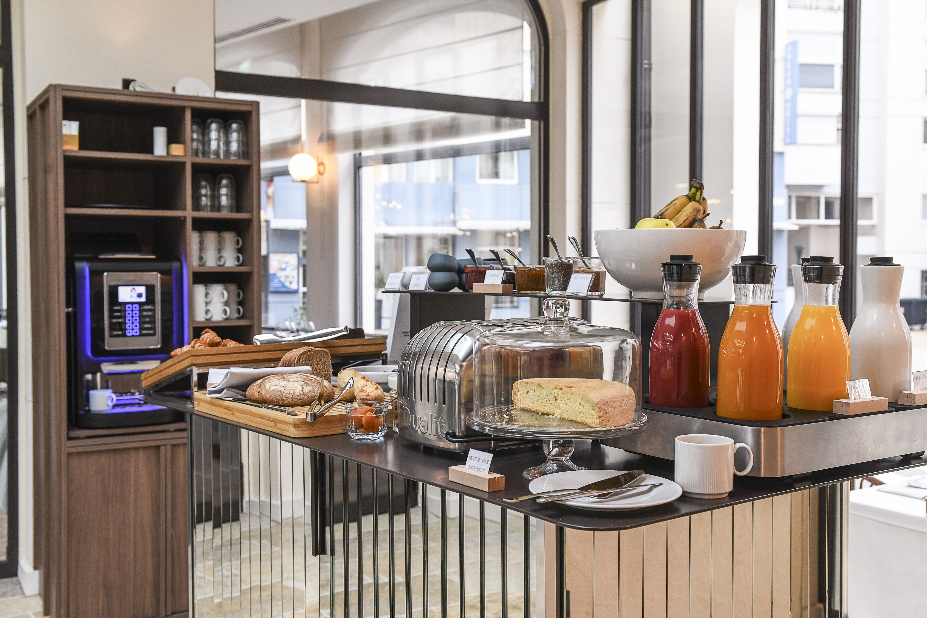 Petit déjeuner buffet (23 EUR par personne)